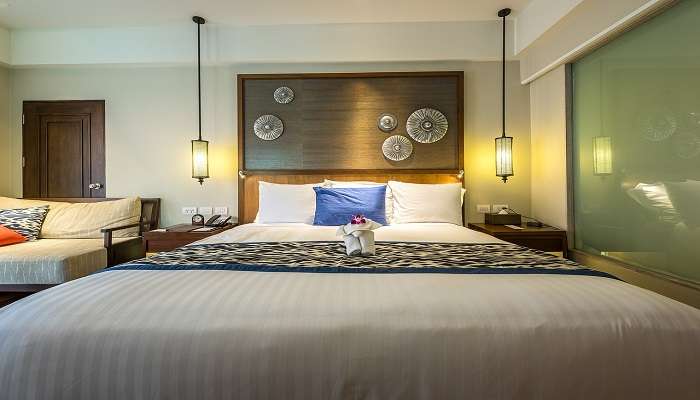  A king-size bed in a hotel near Mahakaleshwar Jyotirlinga 