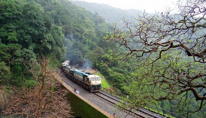 Reach to the Mobor during rains in the month of September by train.