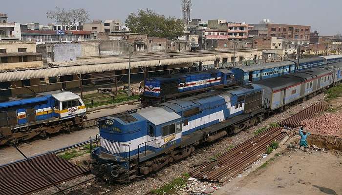 Easy Accessibility to reach to the Jahangir Mahal By train.