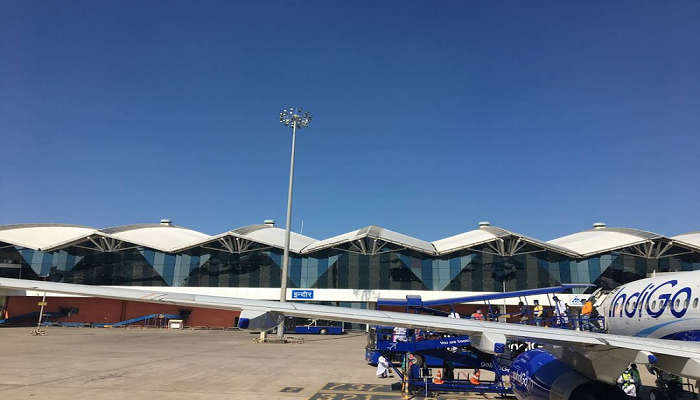  Holkar Airport is the nearest airport to Mahakaleshwar Jyotirlinga Temple 