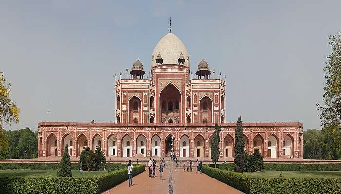 Beautiful view of the Humayun’s Tomb near the Haus Khas Fort.