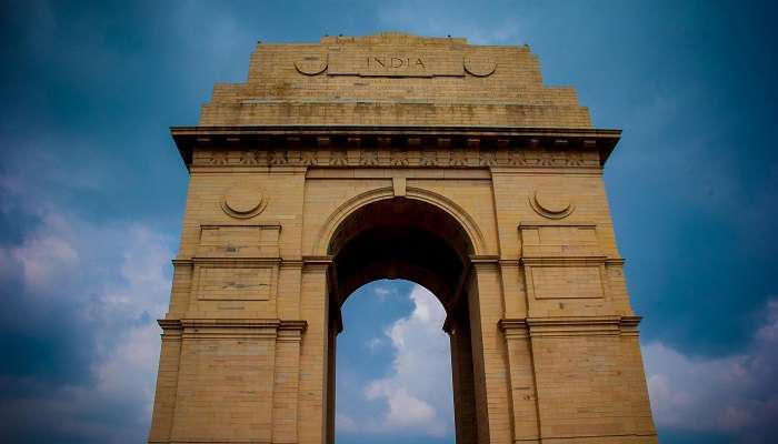 The grand memorial, the famous India Gate