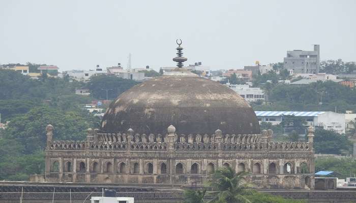 Jama Masjid amidst the city