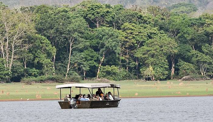 People boating in Kabini Reservoir in Nagarhole Forest