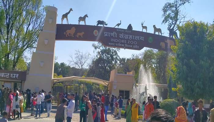 The entry gate of Kamla Nehru Prani Sangrahalaya