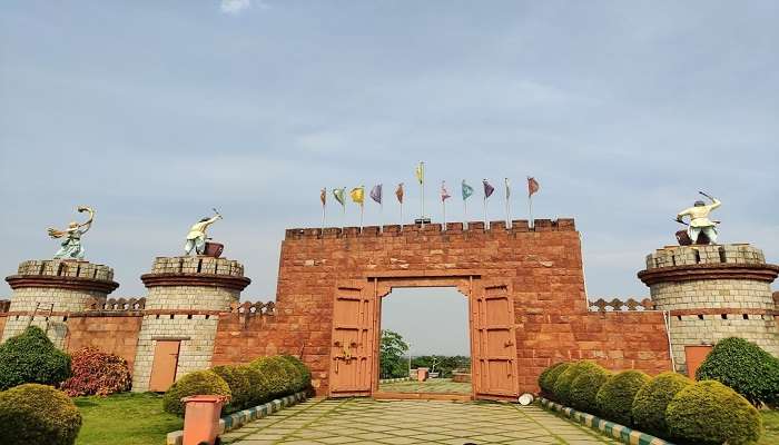 Entrance gate of Kanakadasa Palace and park.