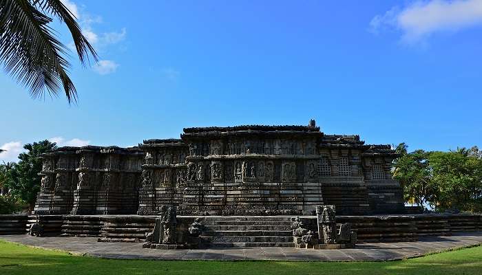 Kedareshwara Temple is one of the most-visited temples in Halebidu
