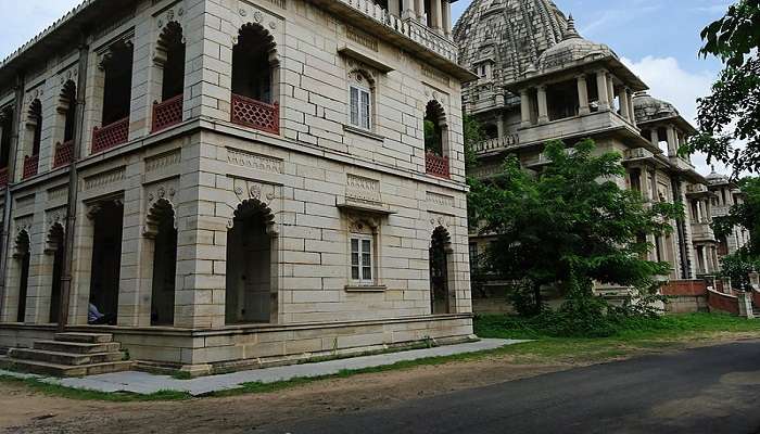 Come to Kirti Mandir in Vadodara and see what the carvings and artwork of Gujarat were made of.