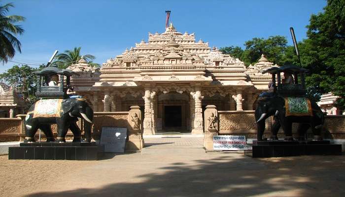  Kolanpaku Jain Temple, is one of the best ​​places to visit in Nalgonda. 