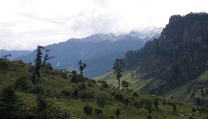 Take a break on the Delhi to Kasol road trip and enjoy the scenic views of Kullu Valley. 