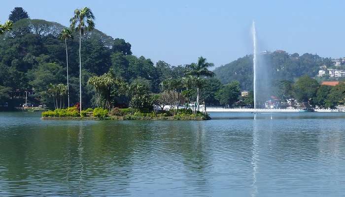 La vue incroyable de le lac Kandy