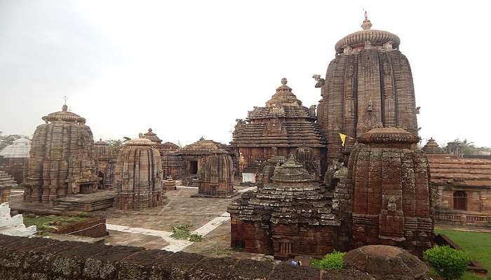The top view of Lingaraj Temple near Aruna Stambha