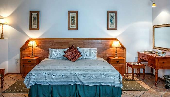 A warmly decorated bed in a hotel, hotels in Panna National Park