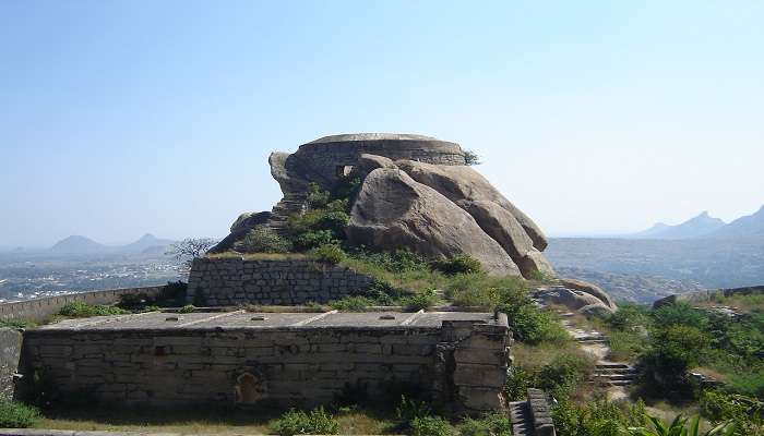 A scenic view of Madhugiri Fort, places to visit near lepakshi