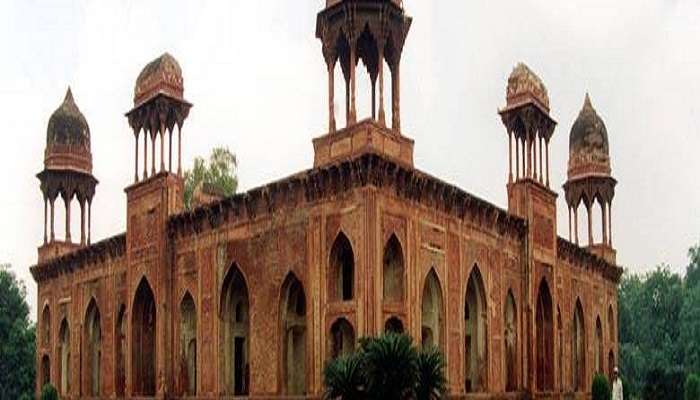 Touched by the exquisite taste in love, be enamoured by Mariam’s Tomb, an insight into Mughal craftsmanship.