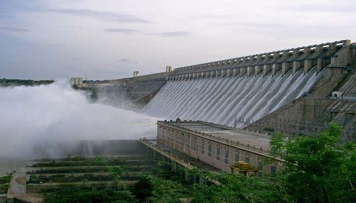 The Nagarjuna Sagar Dam near Nalgonda with the foaming water.