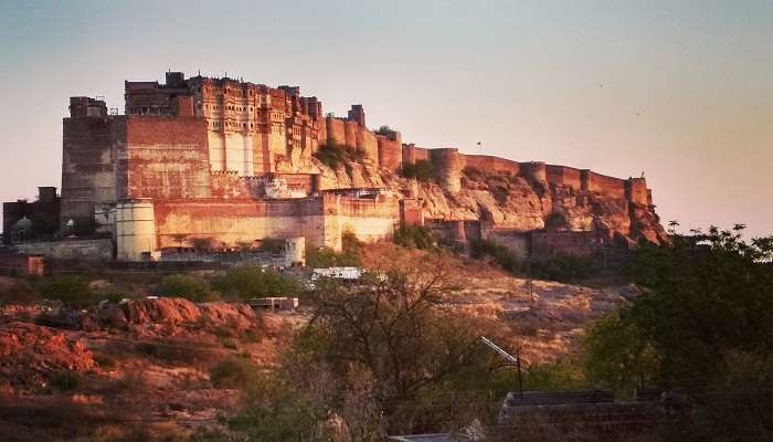 The fort is a beautiful structure that anchors the city of Jodhpur from afar, situated near Balsamand Lake