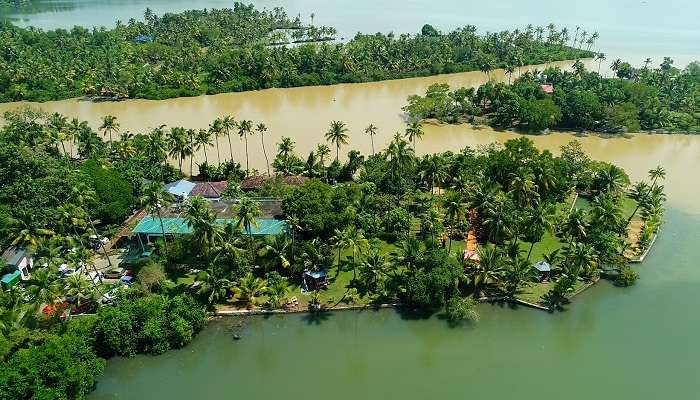 Discover more about the past of Kerala at Krishnapuram Palace near Ashtamudi.