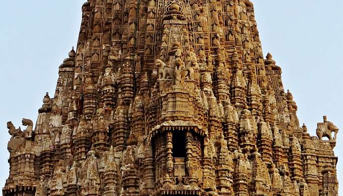 A stunning view of Dwarkadish Temple
