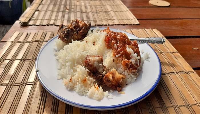 Rice with chicken served in nalekattu