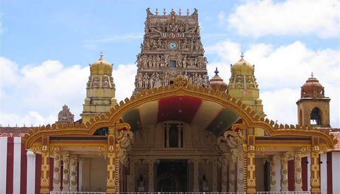 Nallur Kandaswamy Kovil is a wonderful Hindu te­mple in Jaffna, Sri Lanka's heart