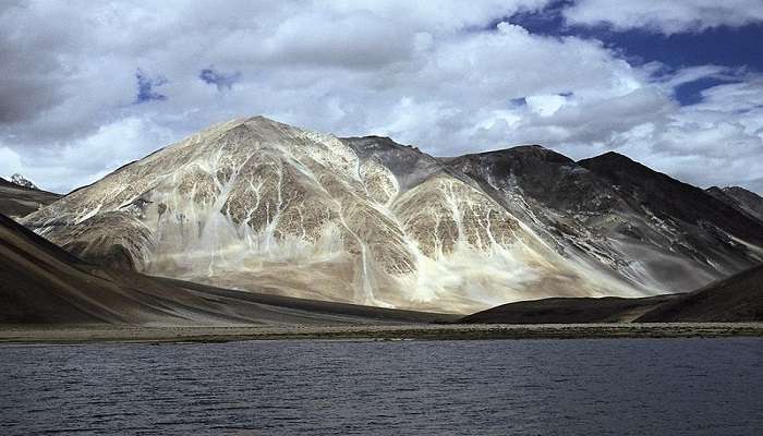 The stunning Pangong Tso, located near Chumathang