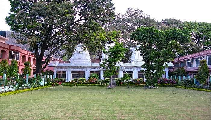 The tranquil Parmarth Ashram gardens and halls for meditation can be found in Haridwar.