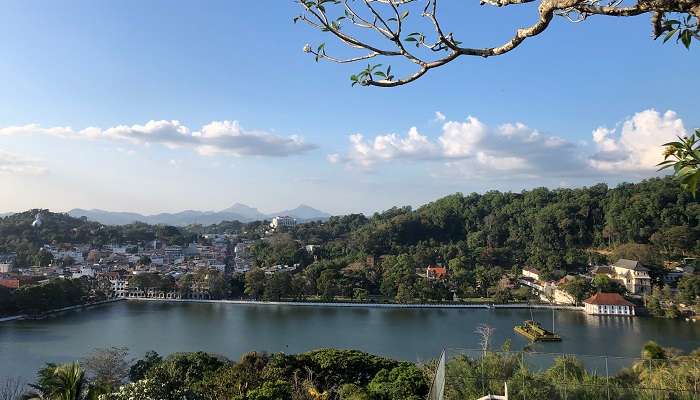 La vue pittoresque de le point de vue de Kandy