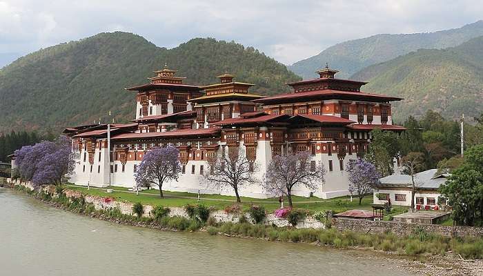 The outer view of Punakha Dzong