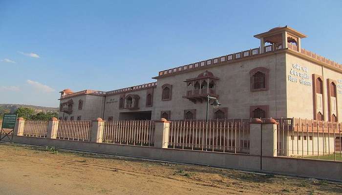 Rajiv Gandhi Regional Museum of Natural History building, Surwal Lake