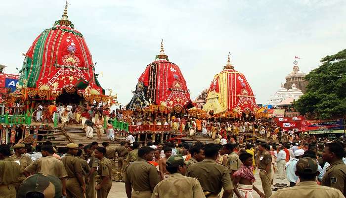 Devotees gather to pull the rath 