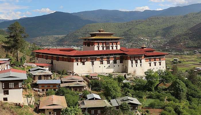 Set against an enchanting scenic backdrop is the Ringpung Dzong. 