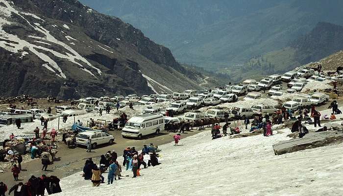  Rohtang Pass offers a spectacular view of mountains