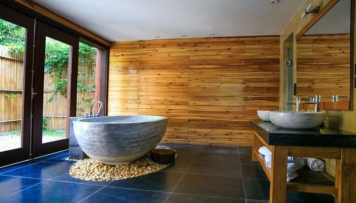 Luxury bathtub in one of the hotels in Maruthamalai