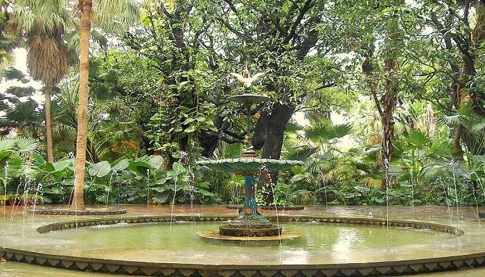 Enjoy serene fountains at the Saheliyon ki Bari.