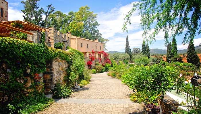 The property has a garden up front with flower beds where you can spend your mornings and evenings