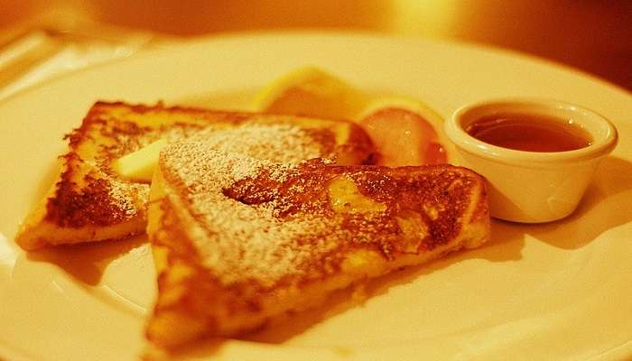 Try cinnamon French toast at thTry cinnamon French toast at this restaurant is restaurant 