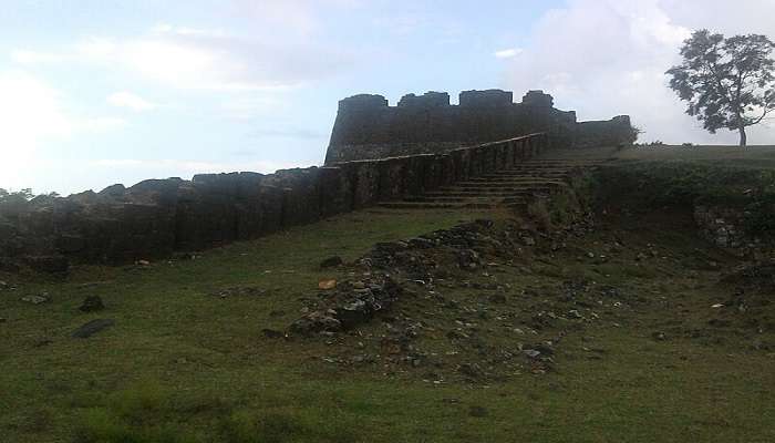Shivappa Nayaka Fort sitting on the edge of Nagara Village, is no more than 10 kilometers away from Hidlumane Falls