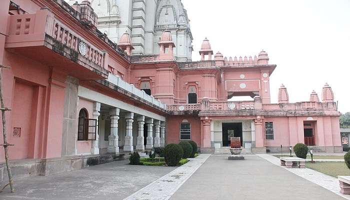 The Shri Kashi Vishwanath Temple on a cloudy day to visit near Namo Ghat.