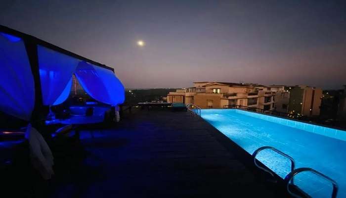 The rooftop infinity pool in the hotel gives a mesmerising view to stay at the top hotel near Dona Paula Beach.