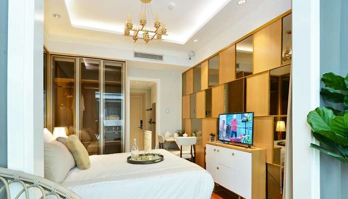 For a weekend escape, stay at Song Lam Waterfront Hotel, one of the popular hotels in Vinh.