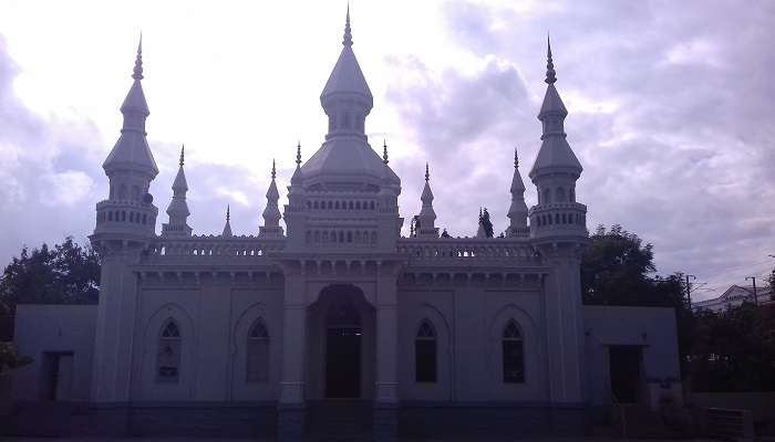 The majestic arches and domes of the Mosque to visit in Hyderabad.