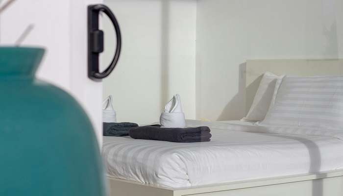 This hotel gives fresh towels and clean sheets to all its guests 