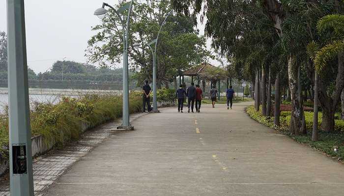 A picturesque pathway around Sankey Tank in Bangalore, ideal for a relaxing walk.