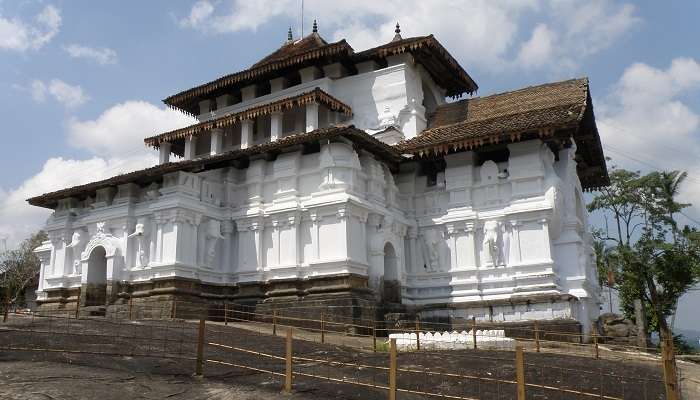 Le grand temple, C’est l’une des meilleurs endroits à visiter à kandy
