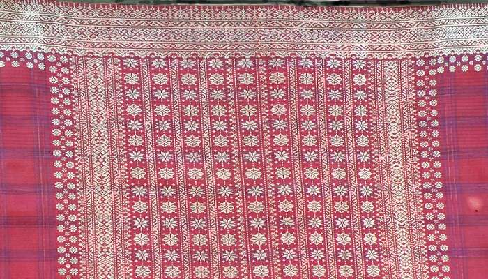 Artisanal at work weaving sarong