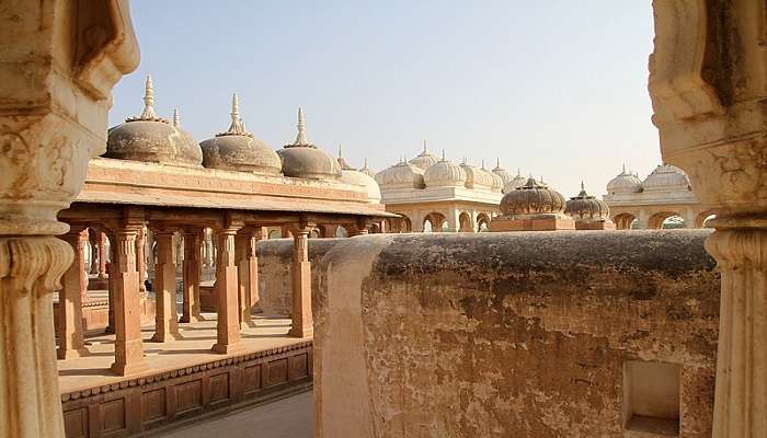 The Devi Kund Sagar in Bikaner, Rajasthan serves as an excellent example of skilled craftsmanship.