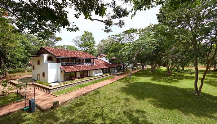  Cinnamon Lodge is a mid-range hotel in Nittambuwa offering comfortable accommodation