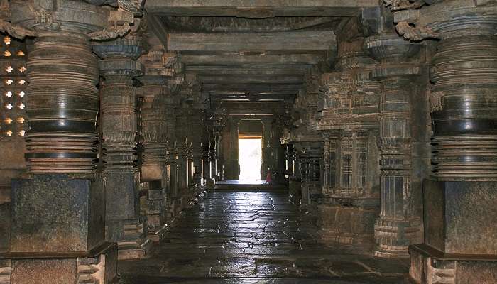 Corridors of Shantaleshwar temple which is one of the temples in Halebidu