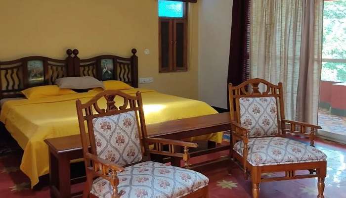 Luxurious Silver Brook Estate homestay in Virajpet with beautiful gardens
